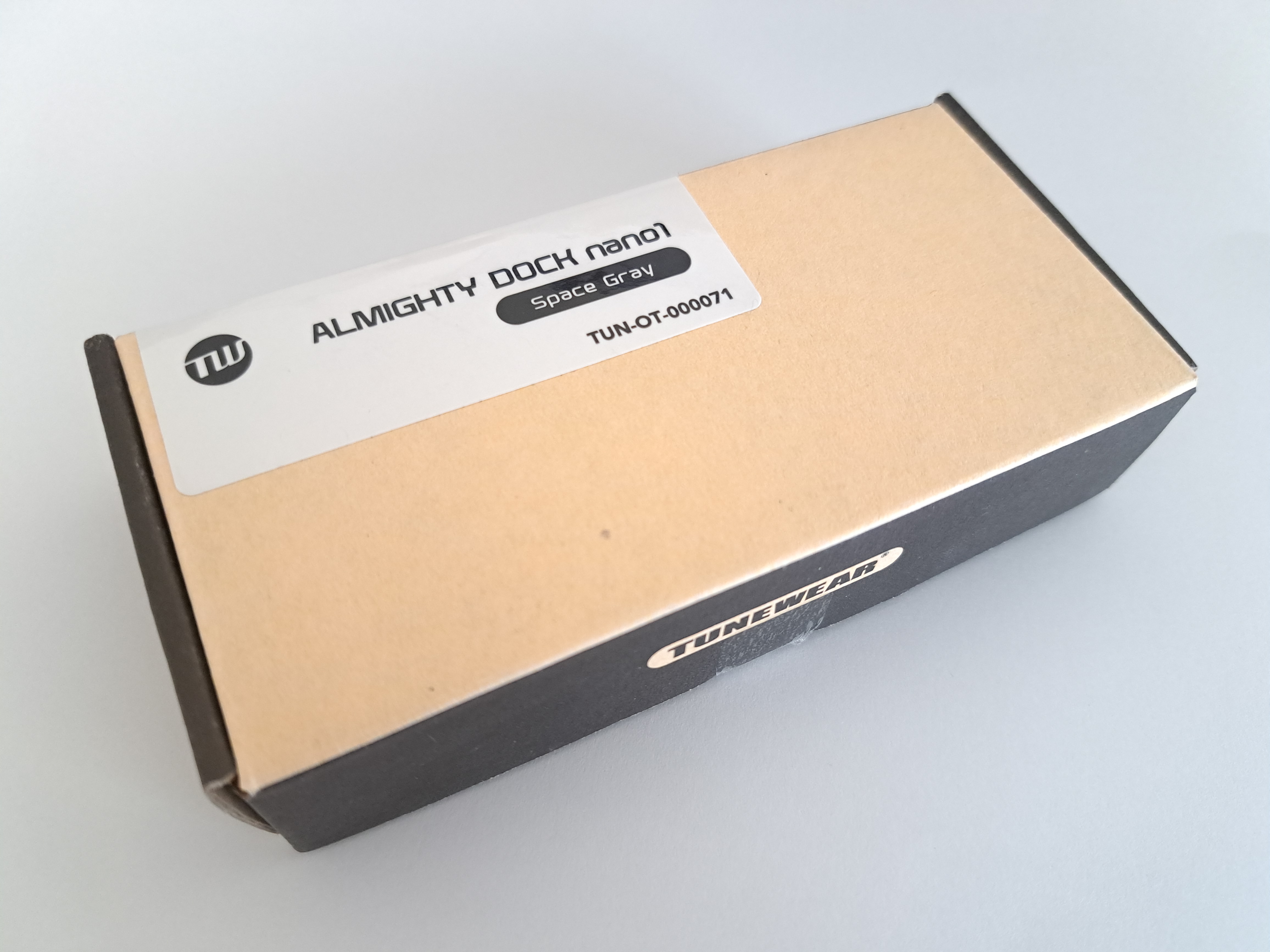 TUNEWEAR ALMIGHTY DOCK nano1の外箱