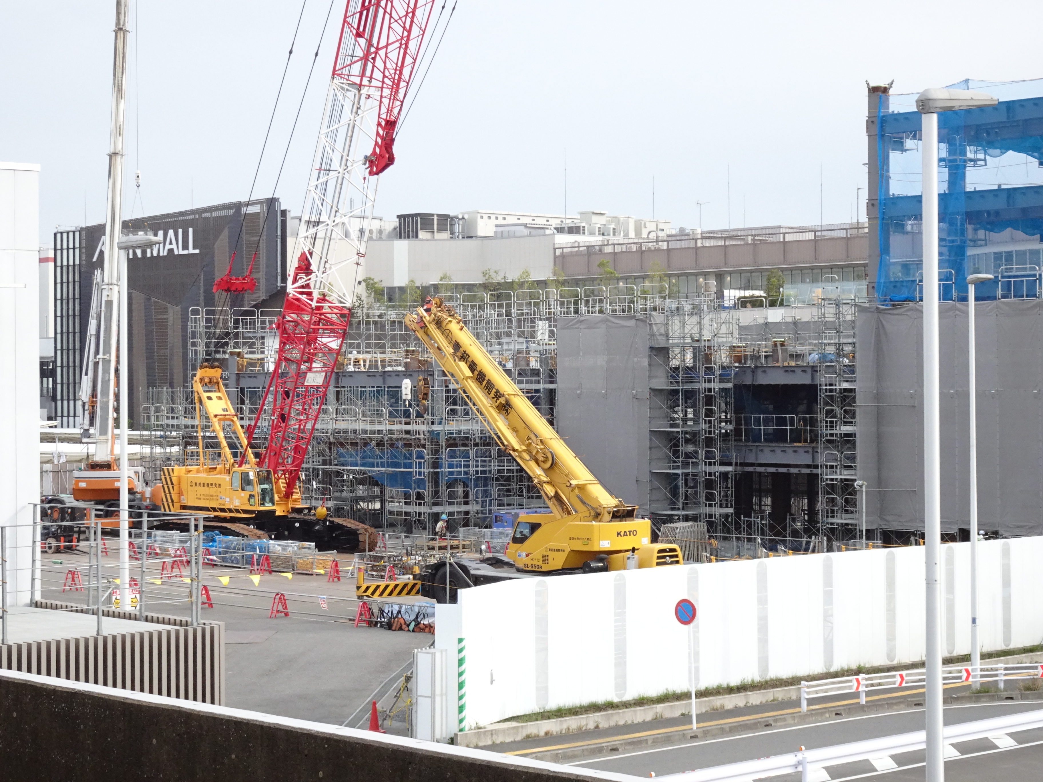 幕張豊砂駅の2番線ホームの東京駅方面から見える、2024年春に開業予定のJR東日本ホテルメッツ幕張豊砂(仮称)の建設工事の様子