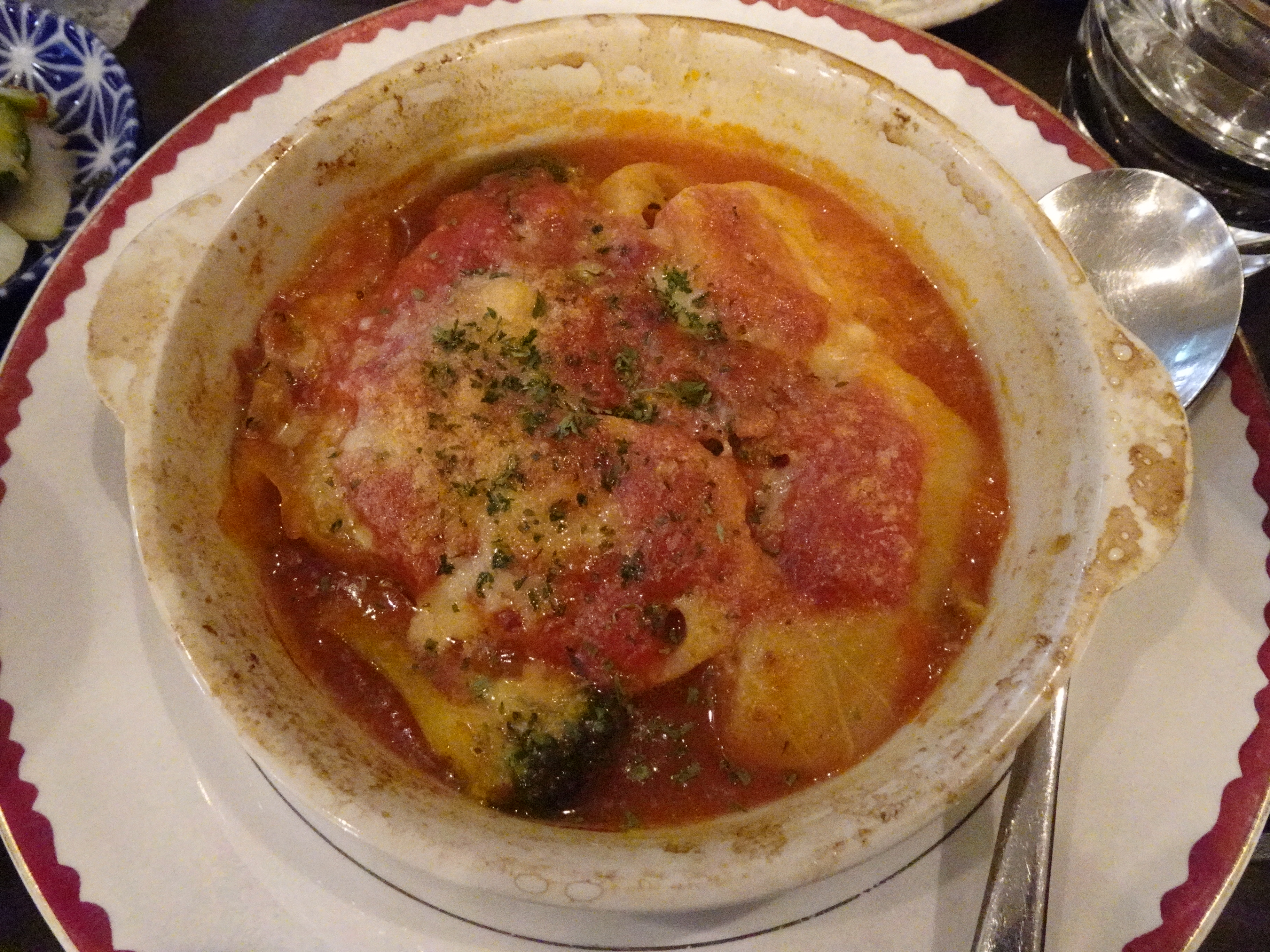 トマトベースのスープやレンコンが合わさったロールキャベツ