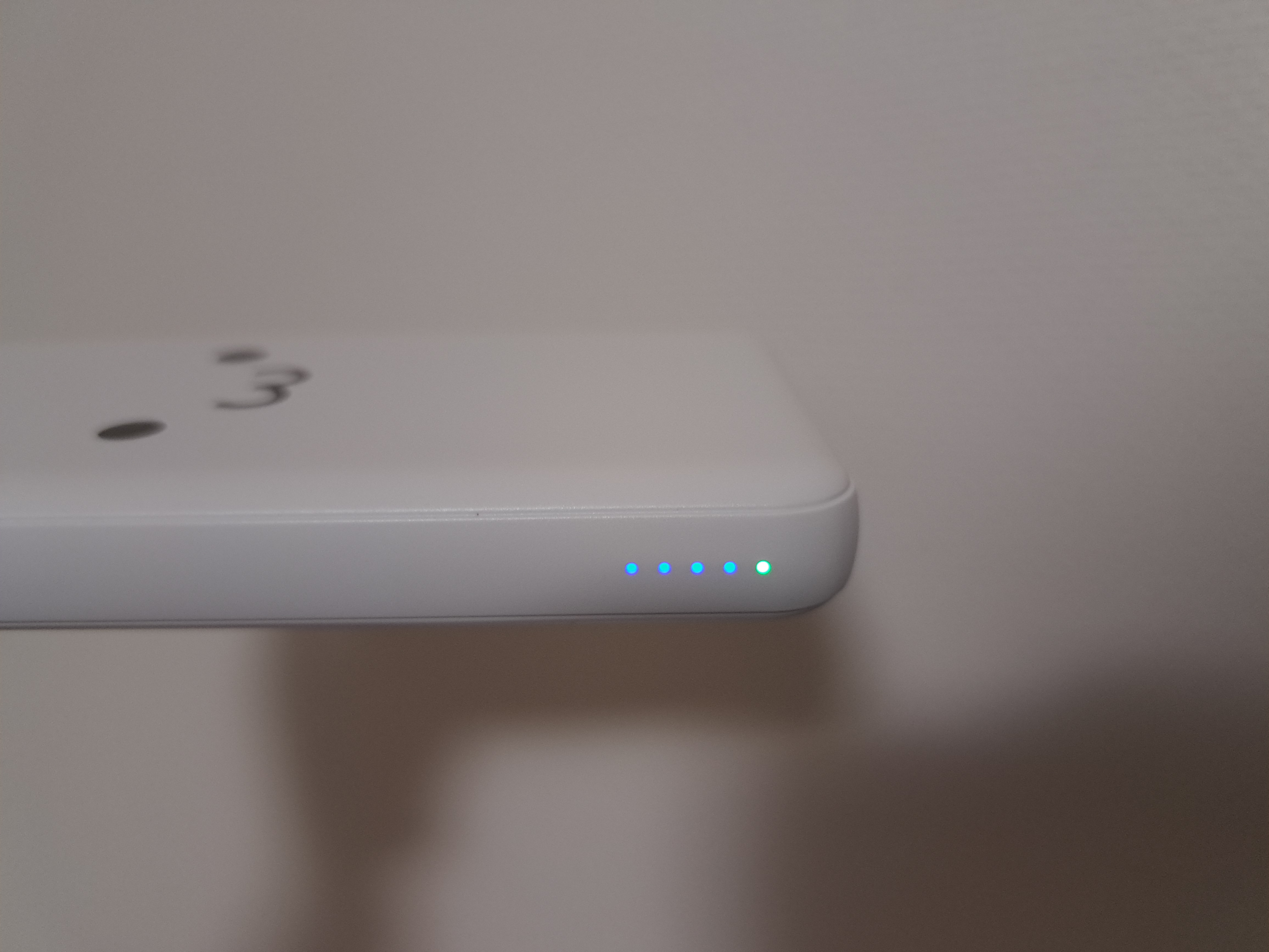 エレコムのモバイルバッテリーのDE-C28-10000WFの側面のライトが点灯している