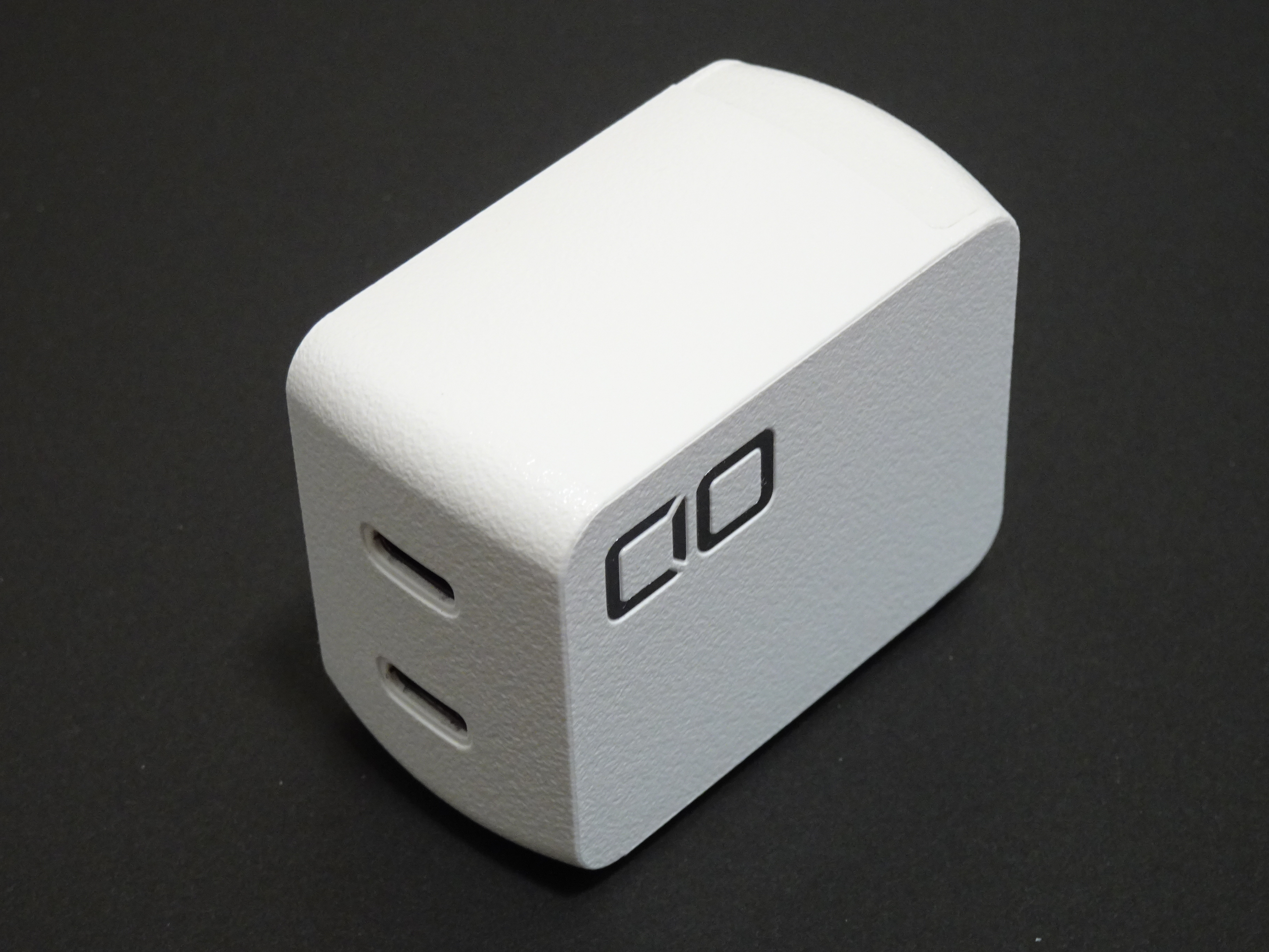 CIOのUSB充電器、NovaPort DUO 65Wのホワイト