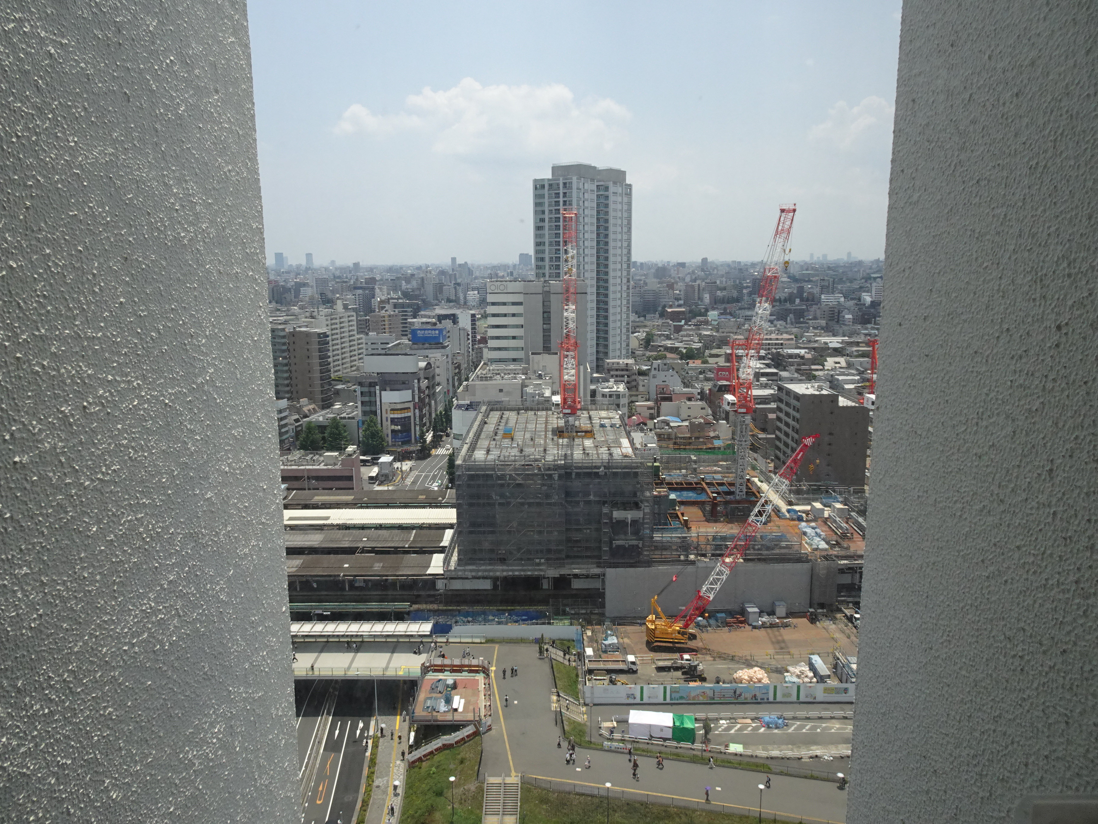 中野サンプラザホテルのロビーの反対側にある排煙窓から見える景色