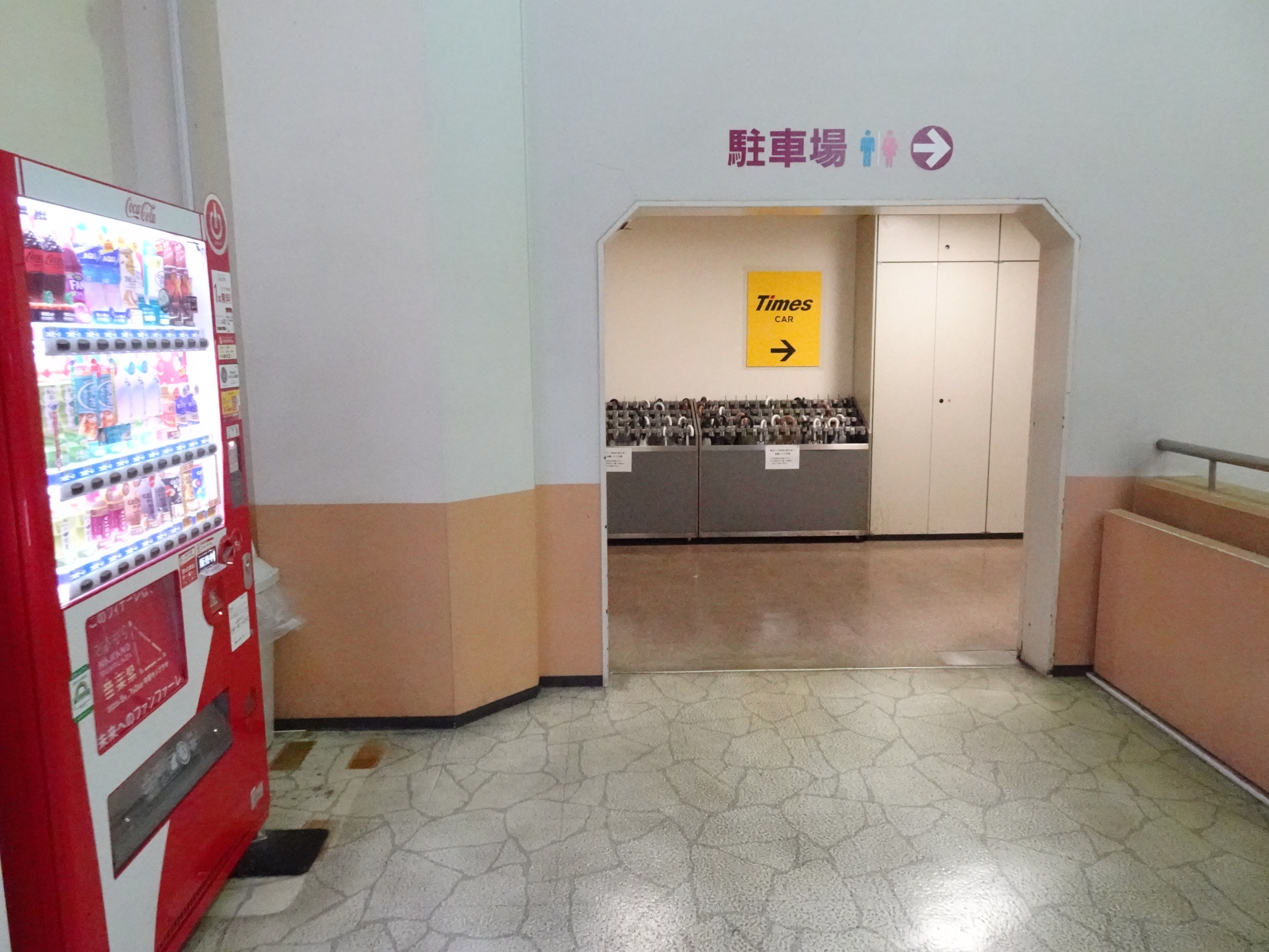 中野サンプラザのMB階にある駐車場への入口