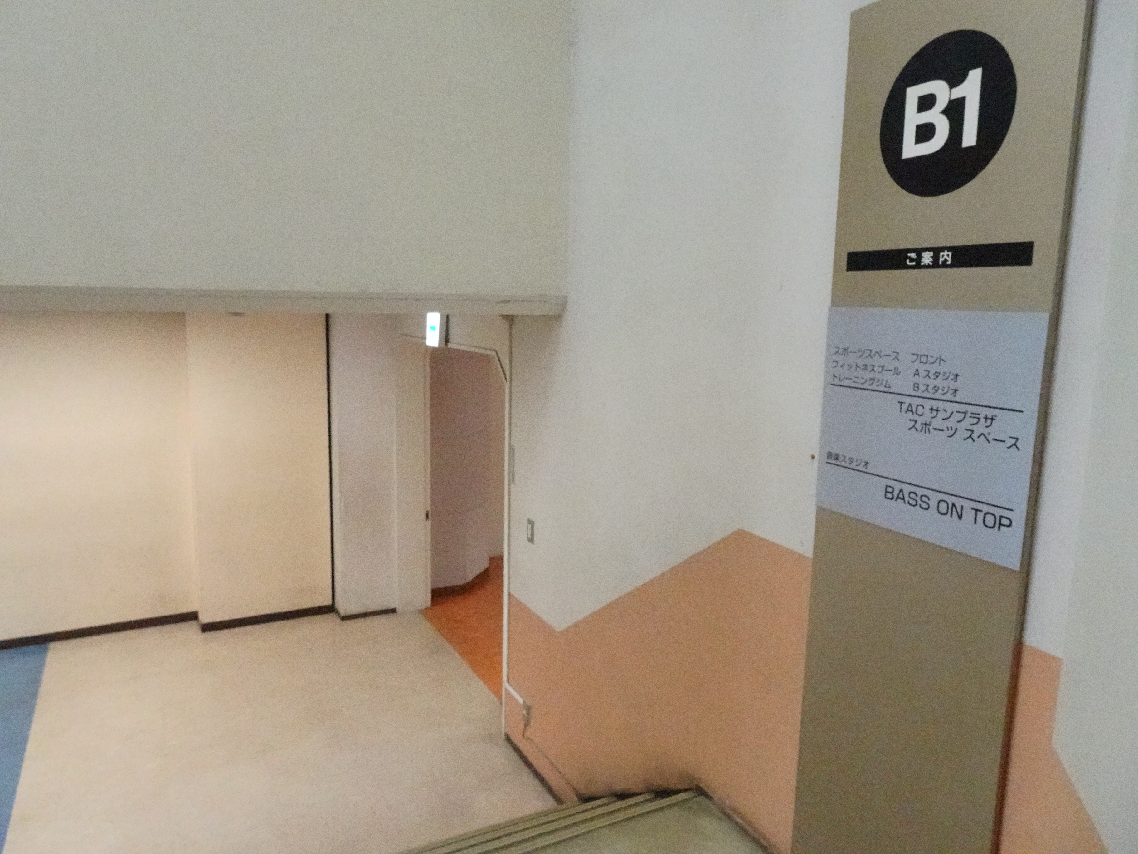 中野サンプラザの地下1階に下りる階段