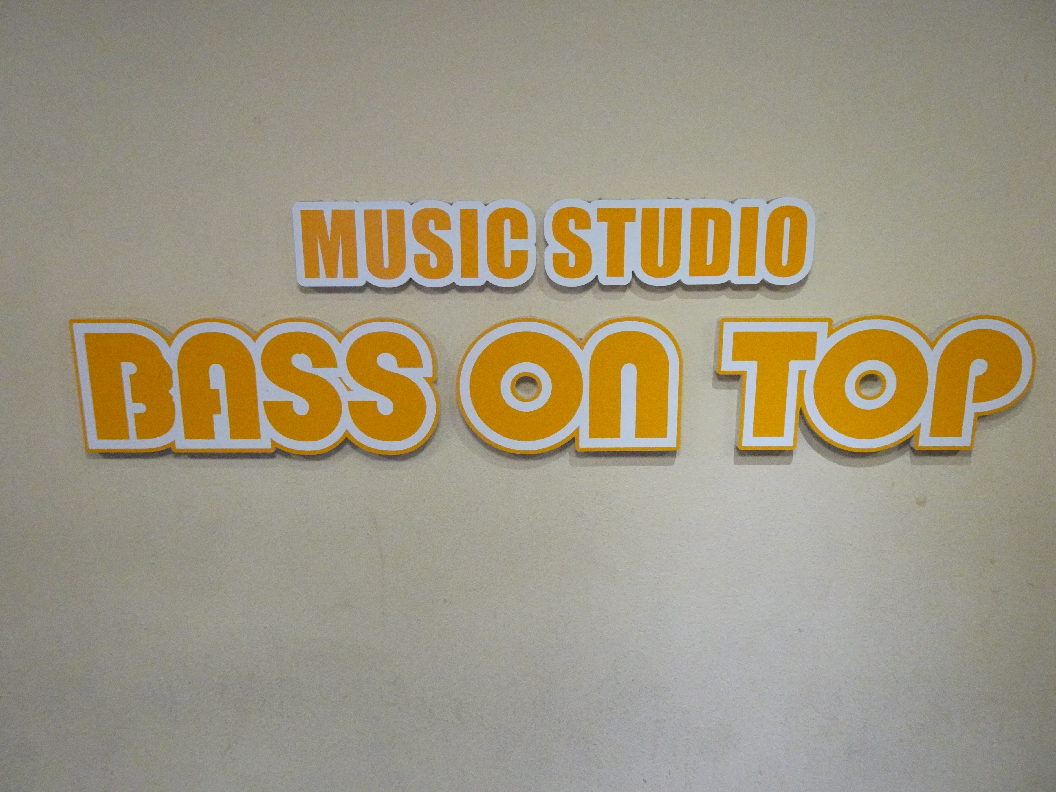 中野サンプラザの地下1階にある音楽スタジオ「BASS ON TOP」の看板
