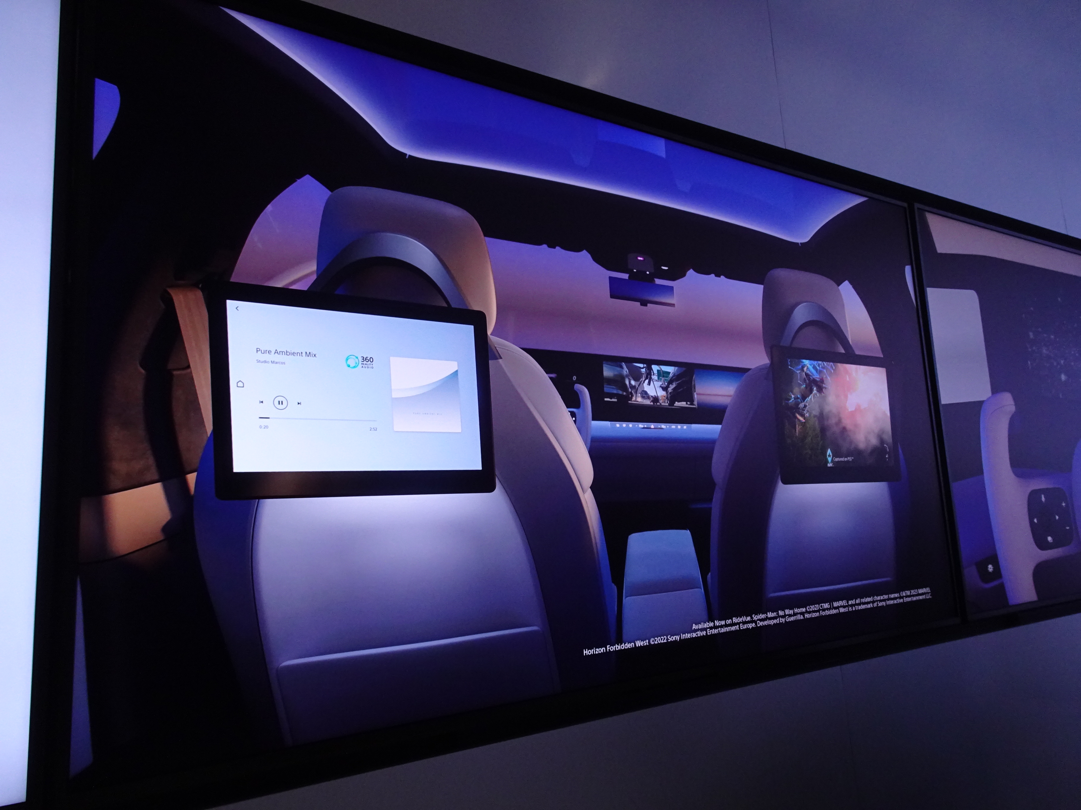 左側ディスプレイ