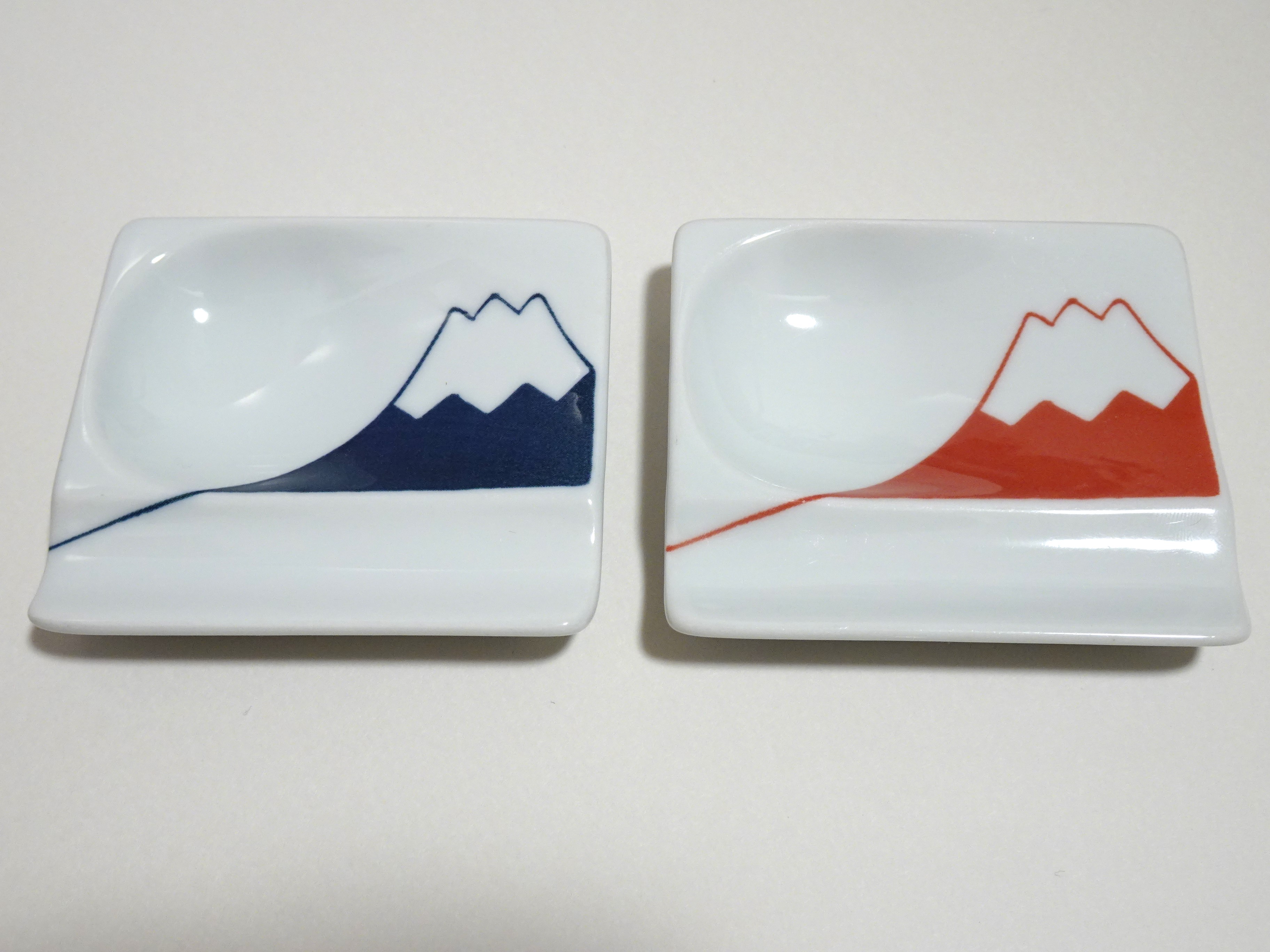 富士山が描かれた波佐見焼の重宝皿