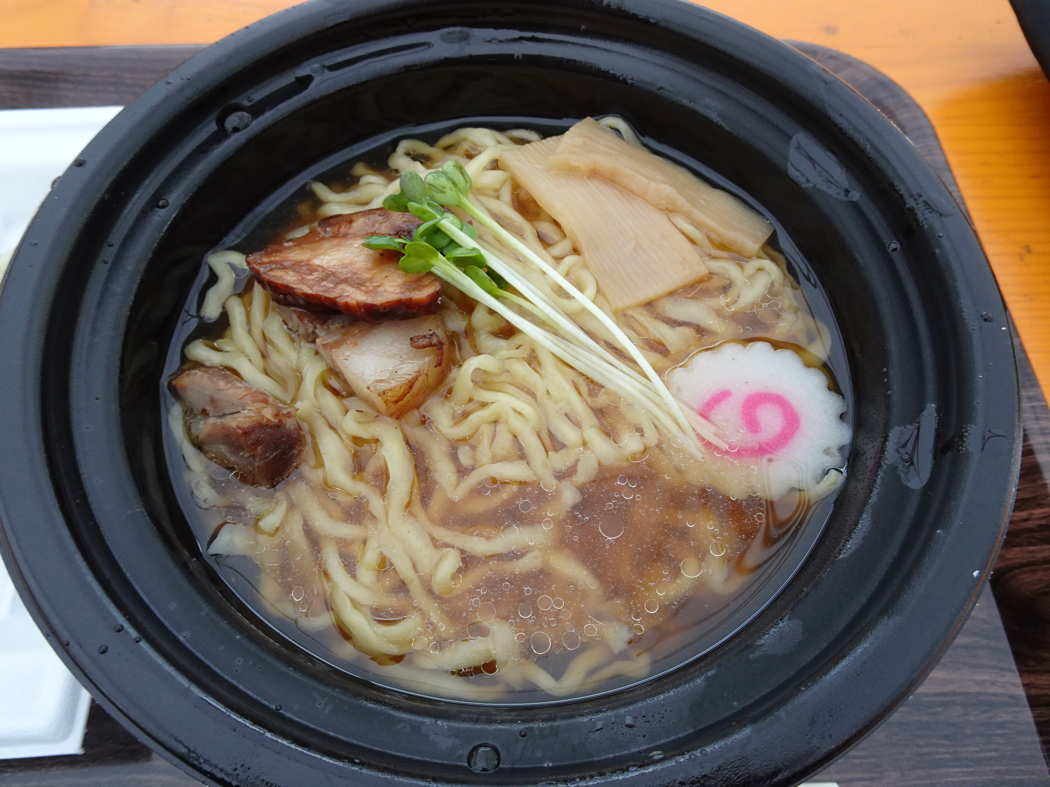 なると、メンマ、チャーシュー、三つ葉が入った立川の太幸苑の中華そば