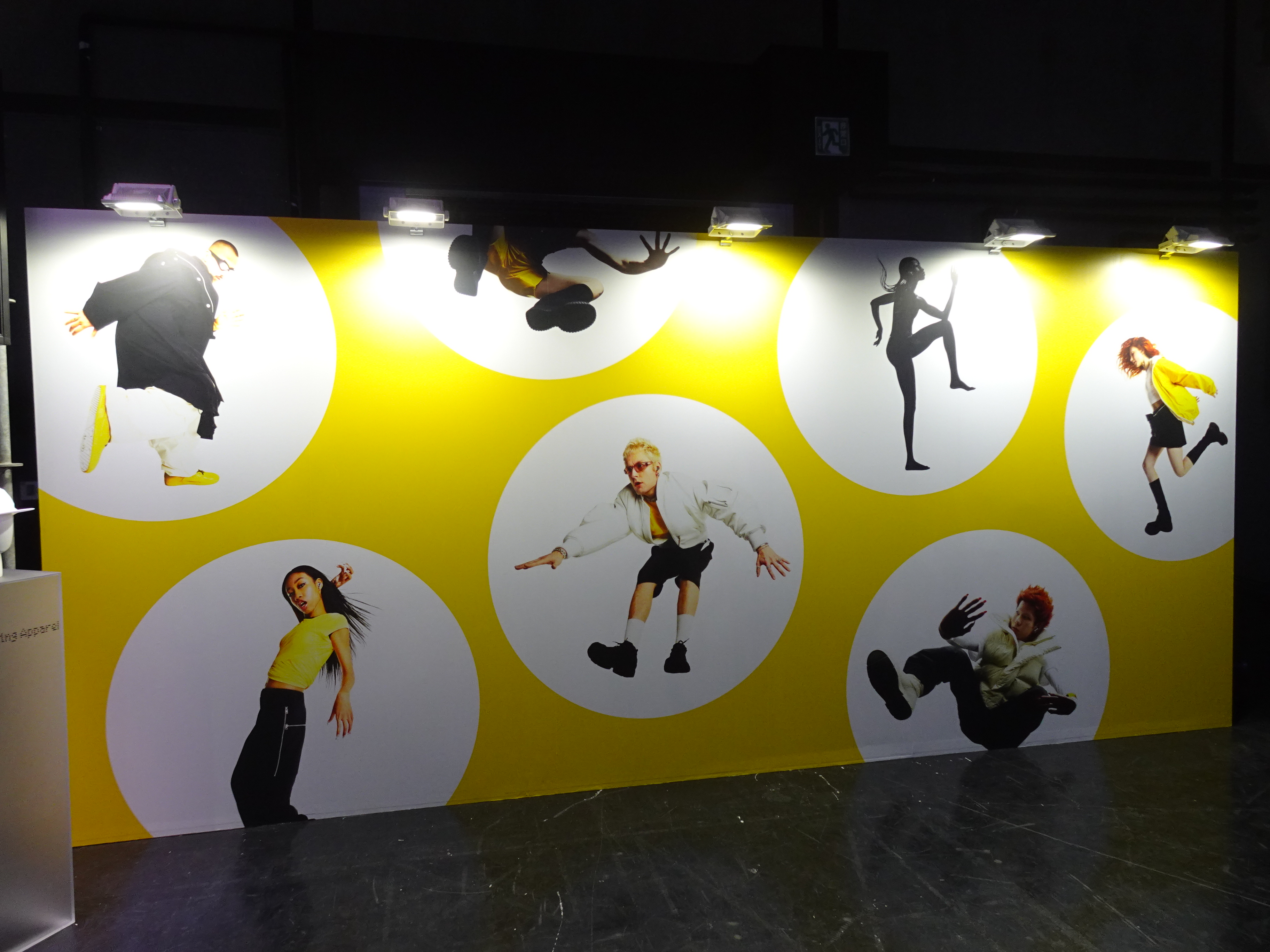 Nothingのイヤホン製品を装着した様々な男女がジャンプする様子などを収めたパネル