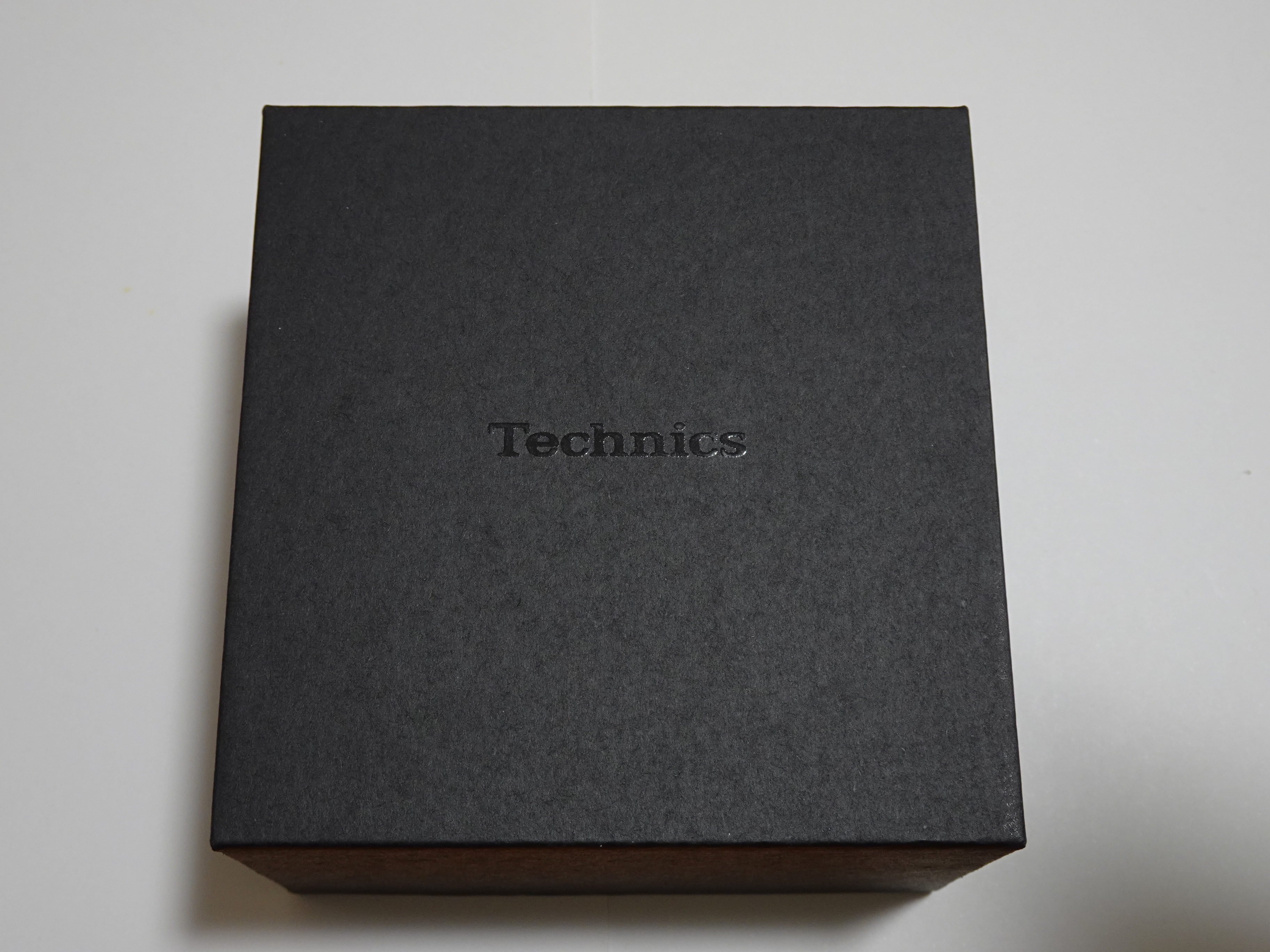 真っ黒な色にTechnicsの文字が刻まれている