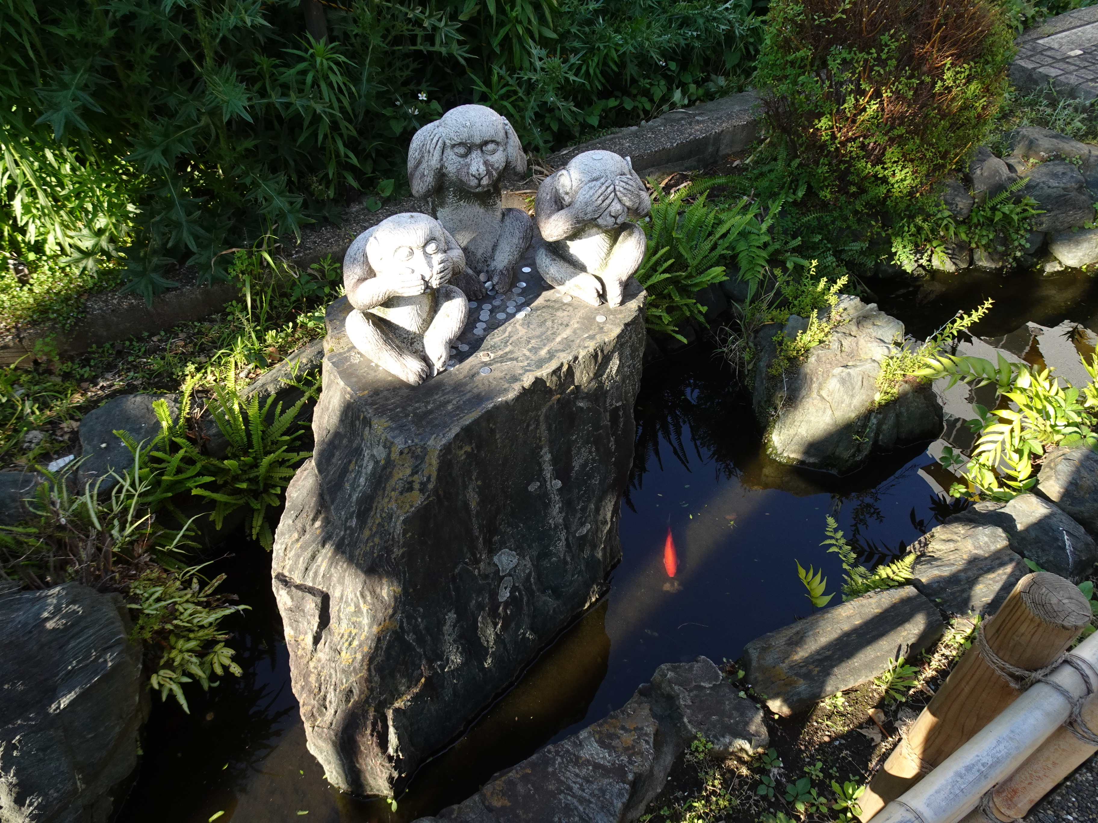 見ざる言わざる聞かざるの三猿の石像