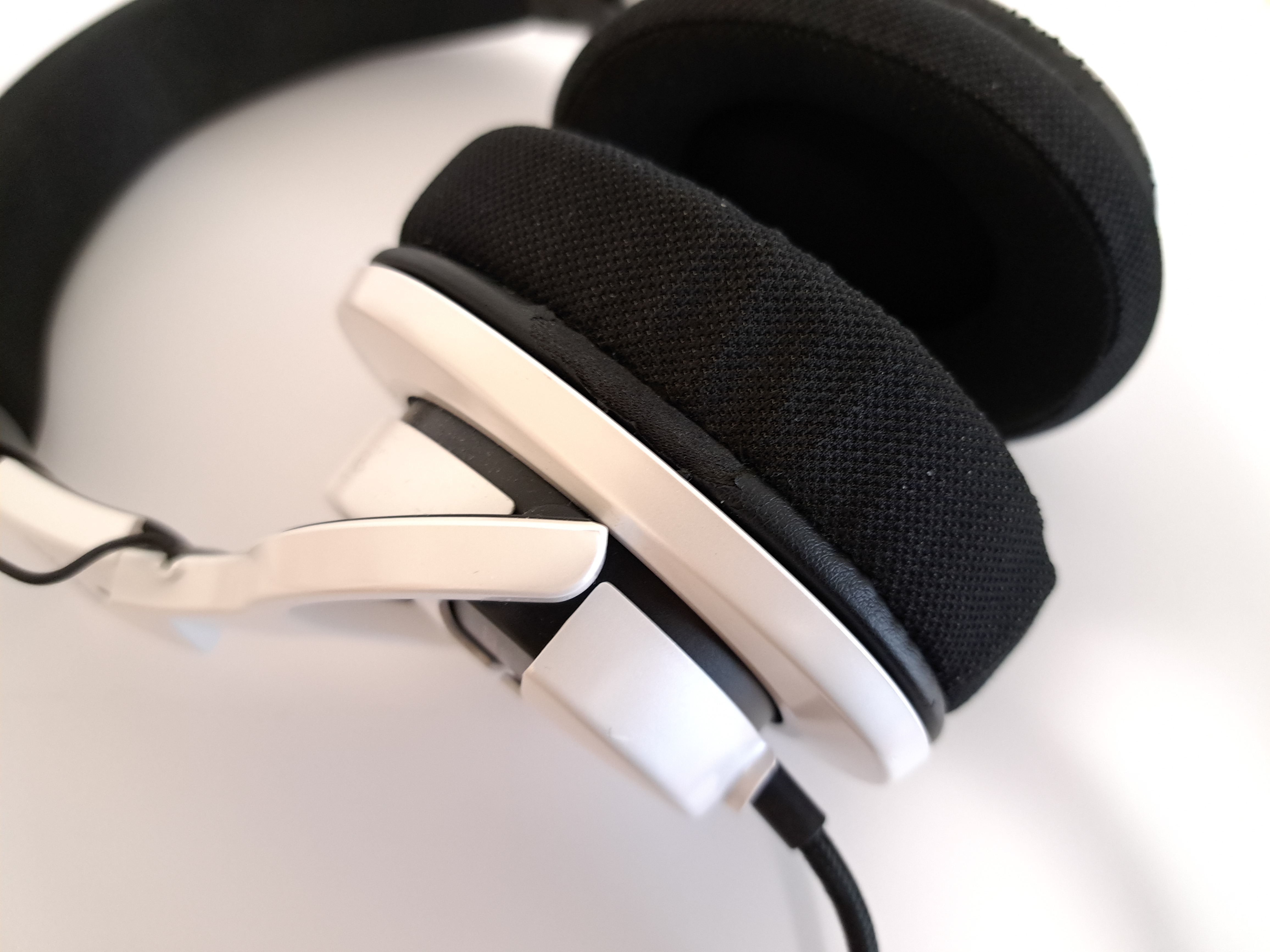 ヘッドホン左側の側面の拡大写真