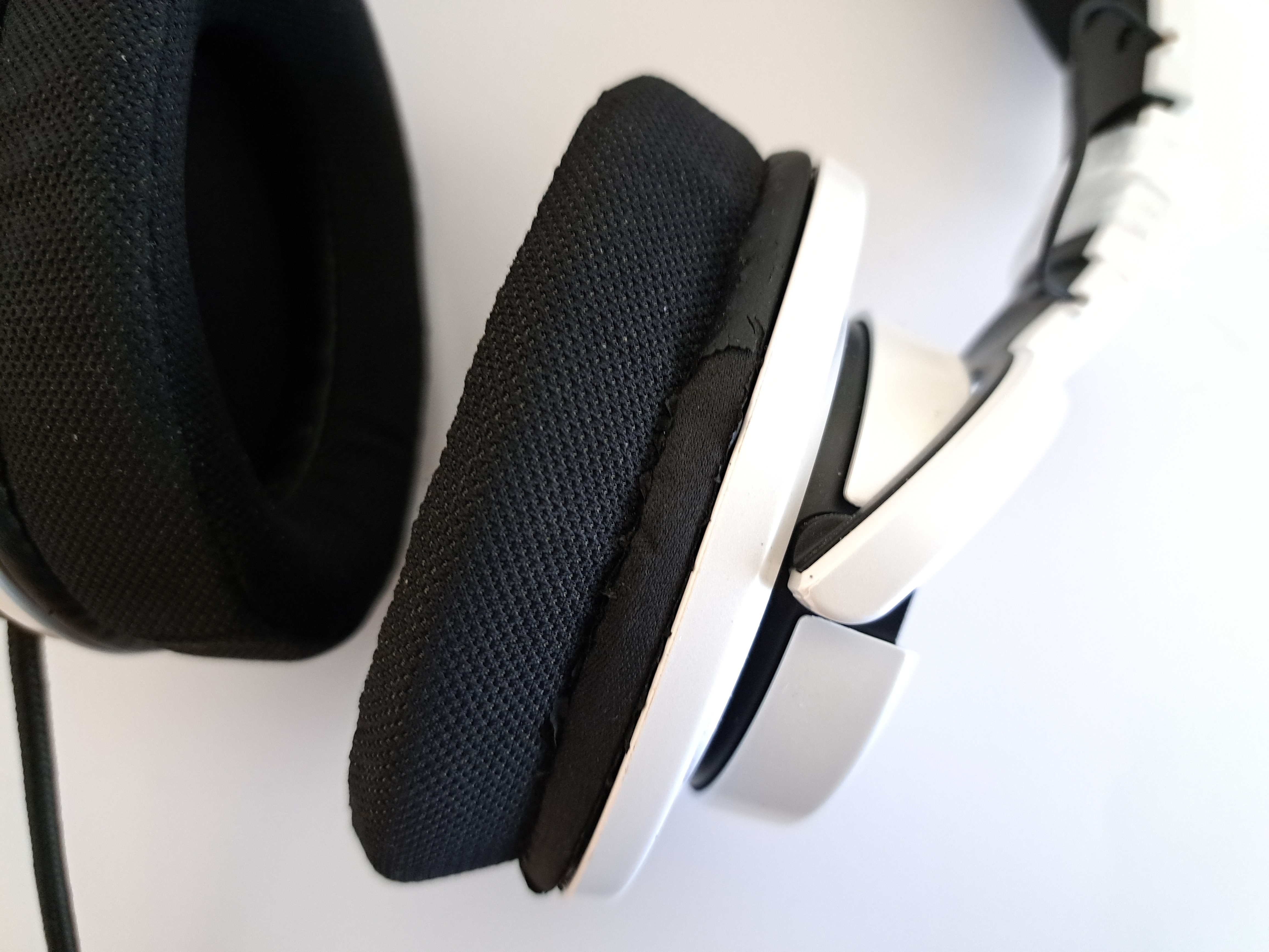 ヘッドホン右側の側面の拡大写真