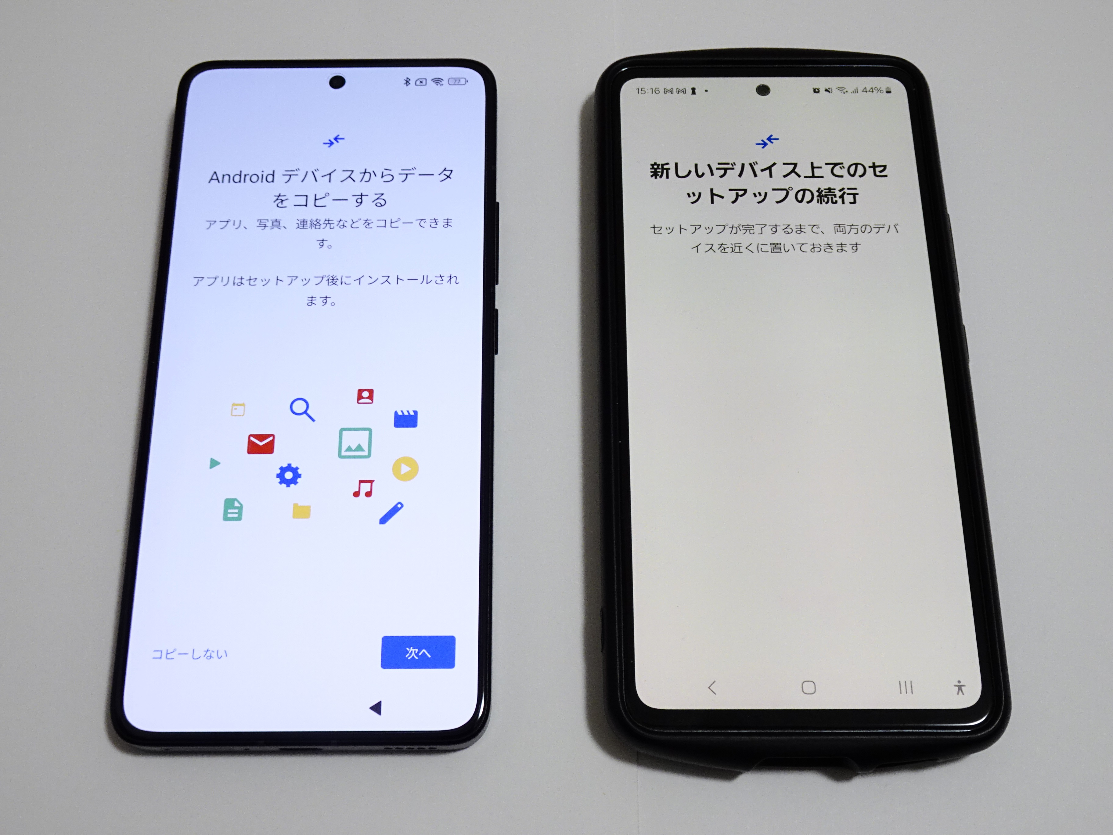 左にXiaomi 14T Pro、右にGalaxy A53 5Gを置く