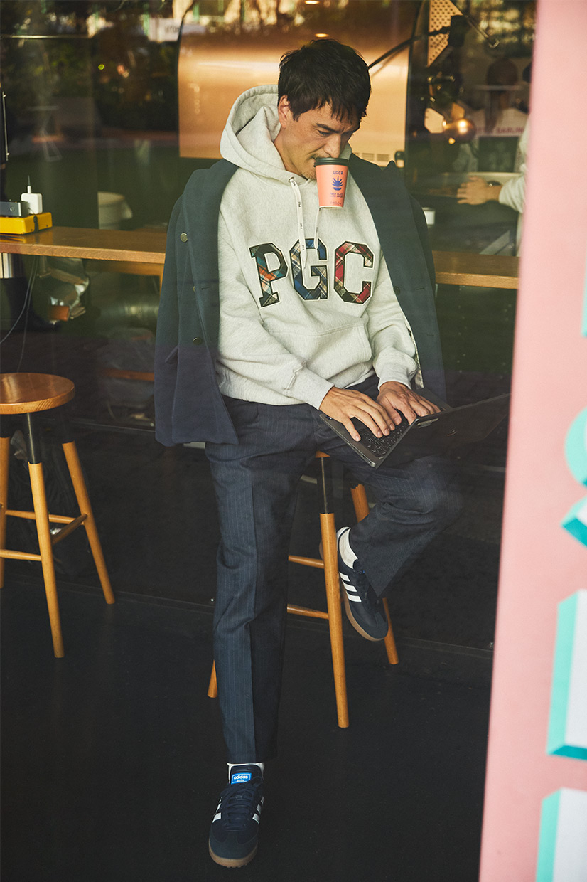 コースでも街でも ネイビーパンツで魅せる冬の大人コーデ - BRUDER