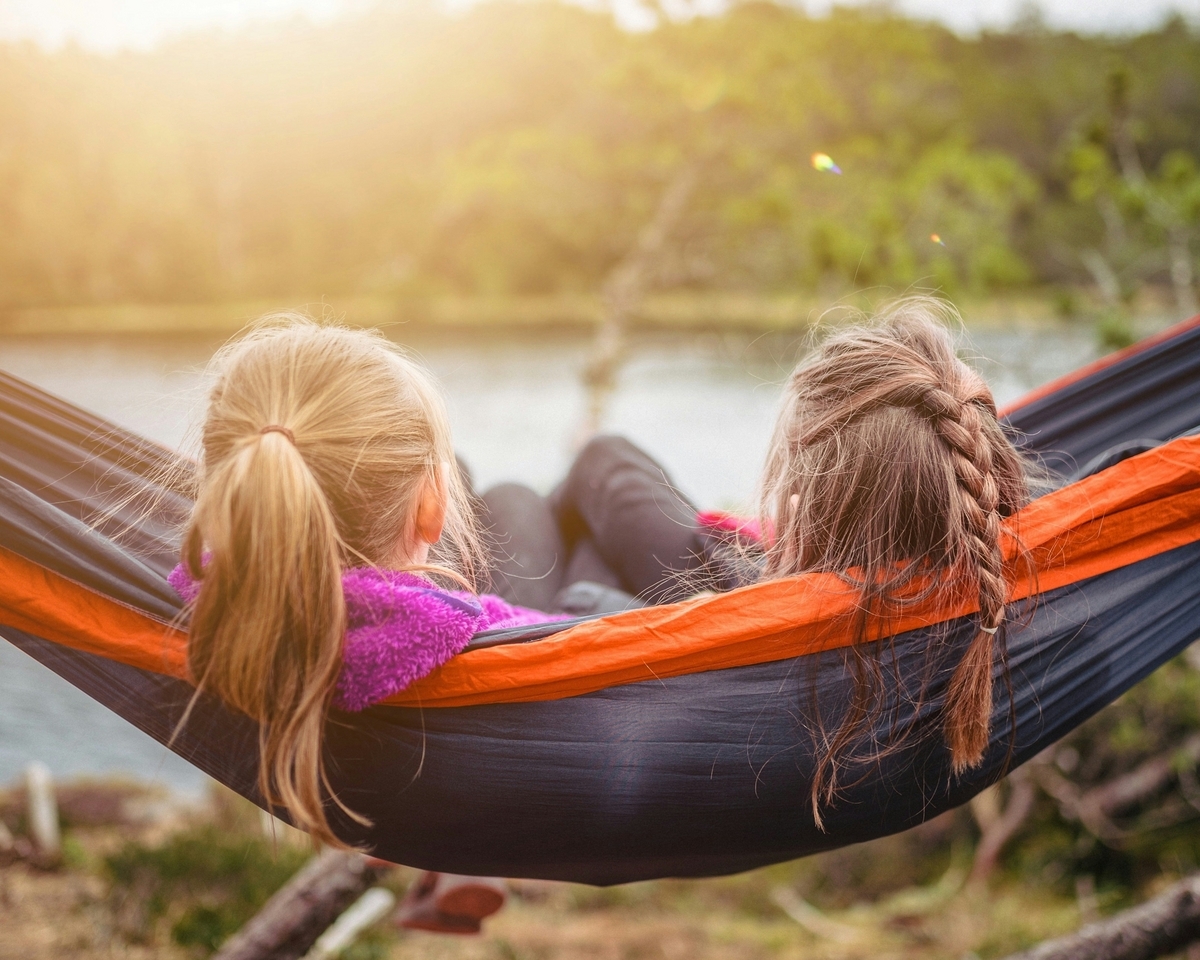 <a href="https://unsplash.com/ja/%E5%86%99%E7%9C%9F/%E3%83%8F%E3%83%B3%E3%83%A2%E3%83%83%E3%82%AF%E3%81%AB%E6%A8%AA%E3%81%9F%E3%82%8F%E3%82%8B%E4%BA%8C%E4%BA%BA%E3%81%AE%E5%A5%B3%E6%80%A7-zHJ4ph3GRyg?utm_content=creditCopyText&utm_medium=referral&utm_source=unsplash">Unsplash</a>の<a href="https://unsplash.com/ja/@itfeelslikefilm?utm_content=creditCopyText&utm_medium=referral&utm_source=unsplash">🇸🇮 Janko Ferlič</a>が撮影した写真