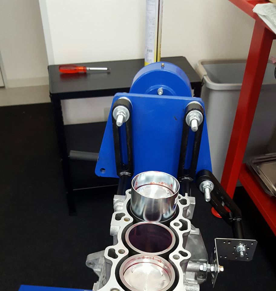 RB26エンジンオーバーホール_腰下組み付け(ピストンスライダー) RB26エンジンオーバーホール_腰下組み付け(ピストンスライダー)
