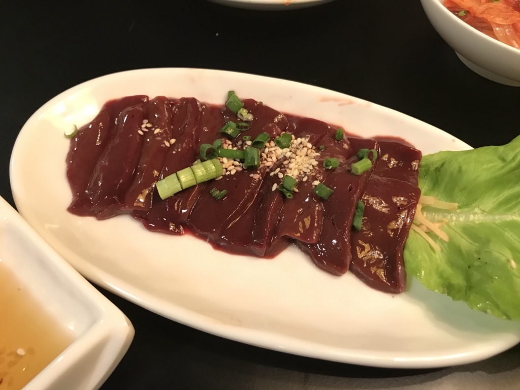 絶品レバ刺し 叙々苑と同じ味なのに激安で超うまい焼肉屋を爆裂紹介 バンコク炭火焼肉三休 エッグ矢沢の世界一周ブログ