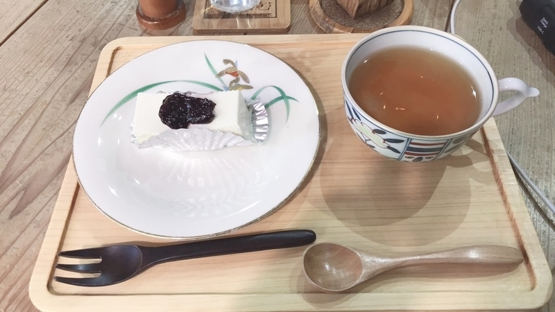 餌を前に待てされる犬