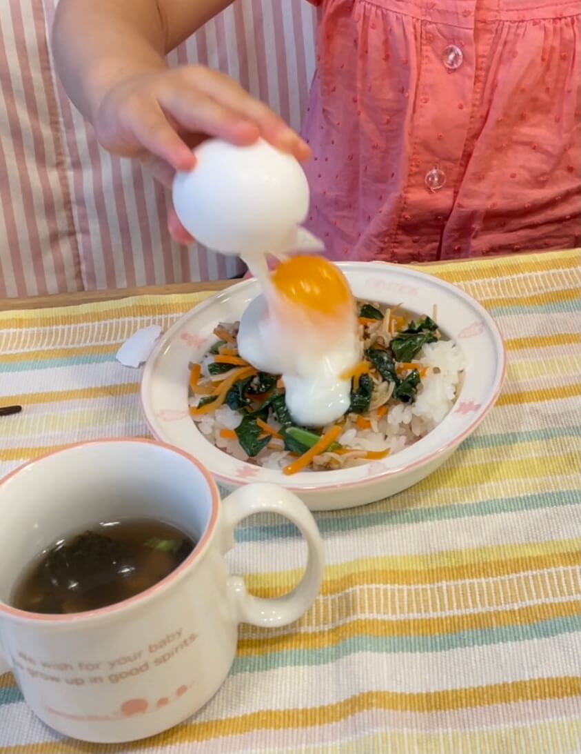 温泉たまごをビビンバにのせる3歳