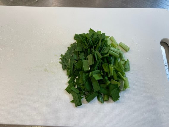 ビビンバ作り ニラを切ります