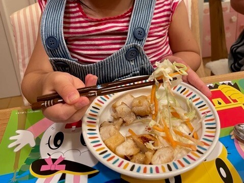 鶏マヨ照焼きとひじきを食べる娘