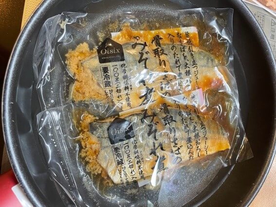 骨取りさばの塩焼きを湯煎しているところ