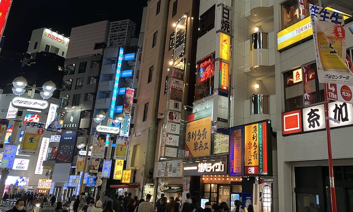 お店の看板が並ぶ街の風景