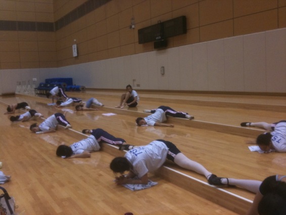 シリーズ180度開脚前屈への道 その8 もうちょいの方へ色んなものを利用しよう Eigonだって泳ぎたい あひる解剖学