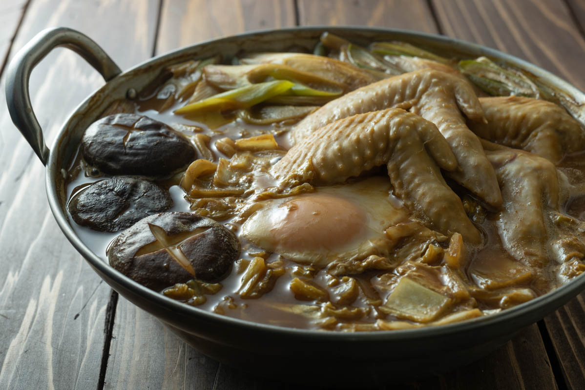 鶏手羽先の味噌煮込みうどん　赤味噌　しいたけ　長ネギ