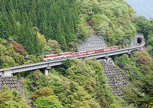 アプト式区間を通る井川線の列車(アプトいちしろ駅 - 長島ダム駅)