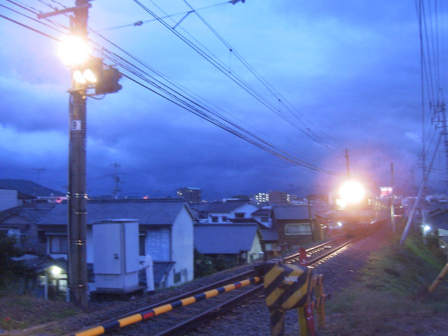 石手川公園駅から横河原行きを見送る