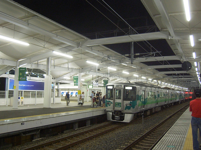 万博八草駅に停車中のエキスポシャトル