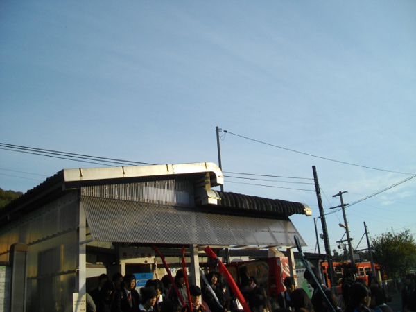 吉備津駅外観（＆吉備津神社に向かう高校生一行）