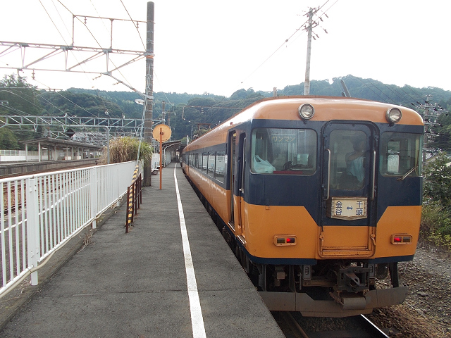 金谷駅停車中の元16000系