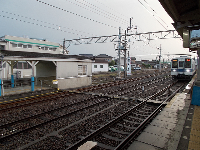 雨上がりの佐野市駅構内