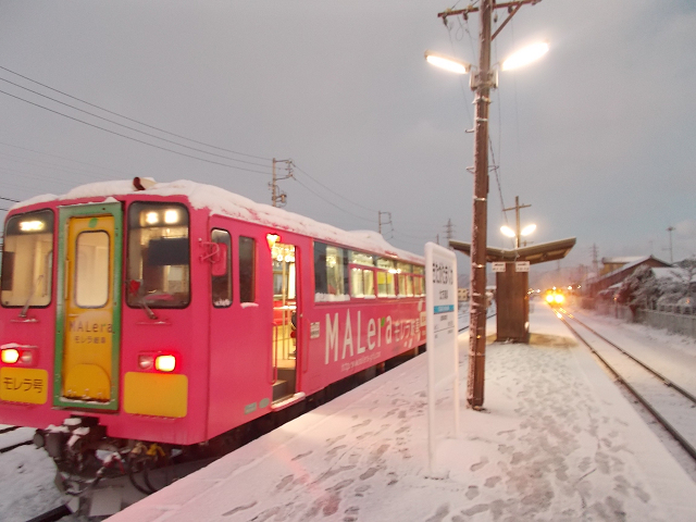 北方真桑駅ホーム（列車交換）