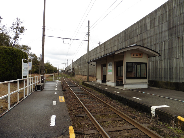 東新湊駅外観