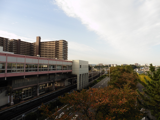 栂・美木多駅通路からの眺め（光明池方面）