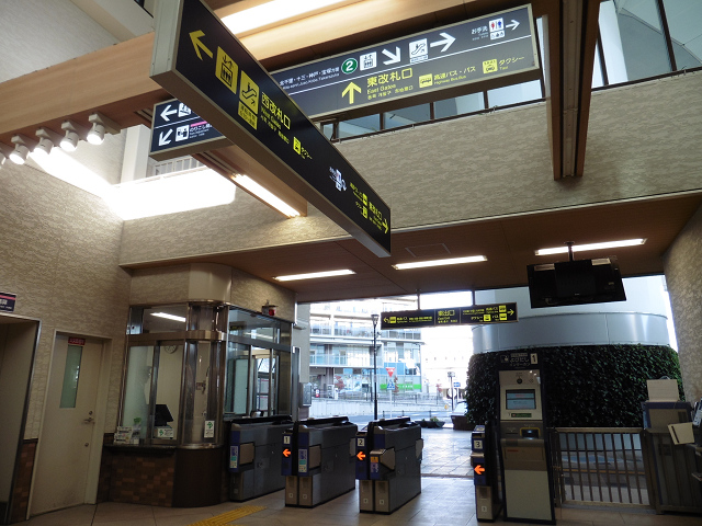 西山天王山駅舎内