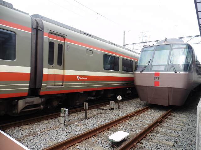 ロマンスカーの行き違い＠入生田駅