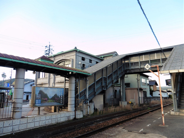 甲立駅ホームから見た駅舎