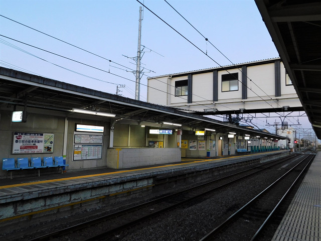 藤の牛島駅構内