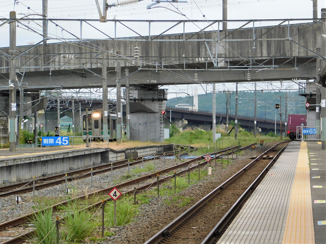 岩切駅構内