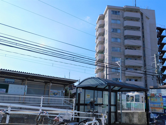 花園駅出口など