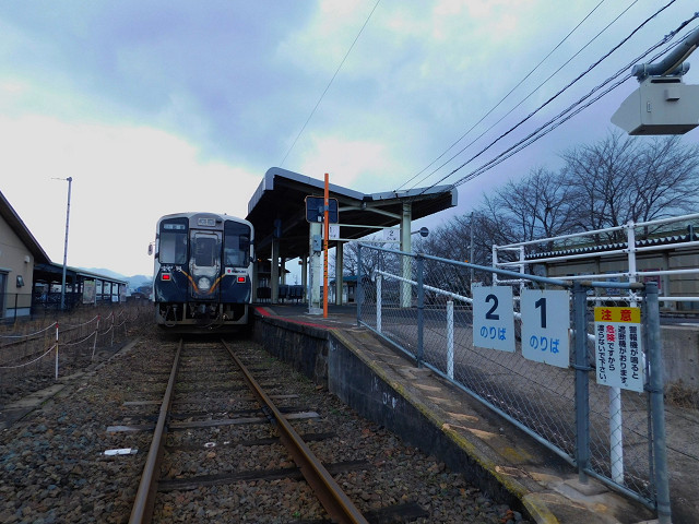 郡家駅ホーム