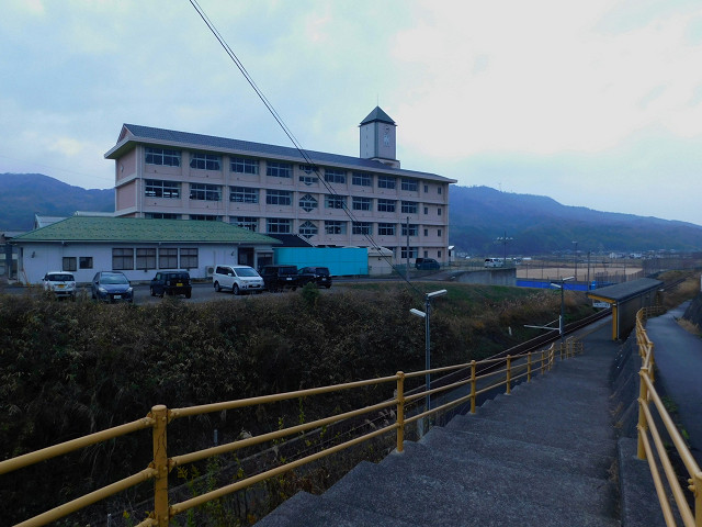 県立八頭高等学校と八頭高校前駅出入口