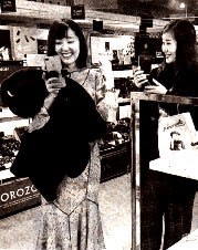 ネット中継する女性ら