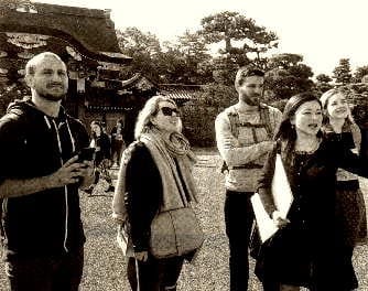 英語で案内するガイドの女性
