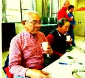 市民講座でマテ茶を味わう参加者たち